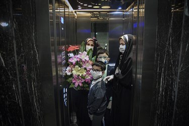دانش‌آموزان سوار بر آسانسور برای حضور در خانه معلم خود شدند.