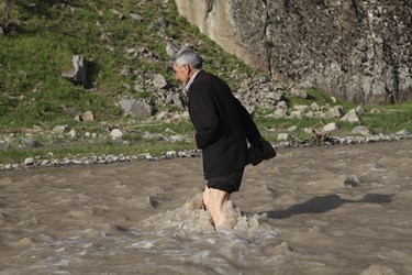 محمود عاطفی معلم مدرسه روستایی برای رسیدن به مدرسه باید از رودخانه عبور کند /شهرستان اهر