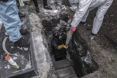 حاج حسن پس از قرار دادن  جنازه به داخل قبر با رعایت نکات بهداشتی سنگ لهد را بر طبقه های بالاتر قرار می دهد. این کار یکی از مراحل مرسوم در دفن جنازه است