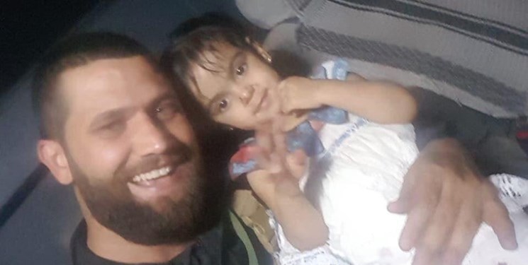 الحشدالشعبی دختربچه‌ای که داعش والدینش را به شهادت رساند، نجات داد