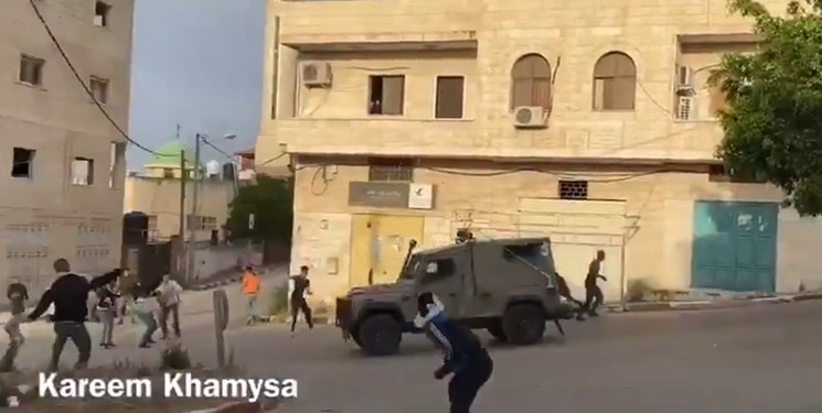 فیلم | سنگ‌پرانی جوانان فلسطینی به خودروهای نظامی صهیونیست‌ها