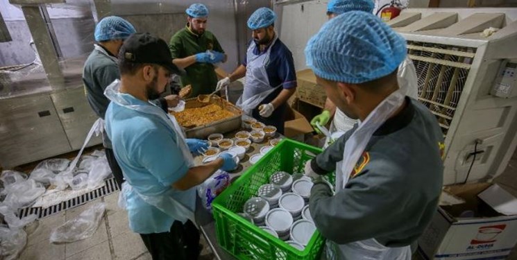 توزیع روزانه ۳۰۰۰ وعده غذایی بین نیازمندان عراق توسط آستان مقدس علوی +تصاویر