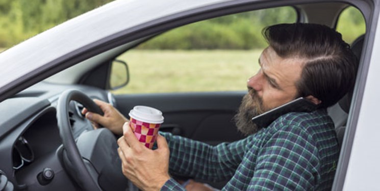 صحبت با تلفن همراه در رانندگی باعث انحرافات ذهن و اختلالات رفتاری می‌شود