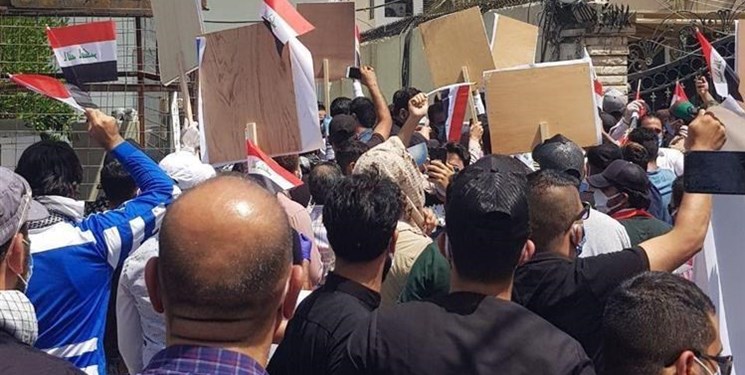 تصاویر| معترضان عراقی دفتر شبکه سعودی «mbc» در بغداد را تسخیر کردند