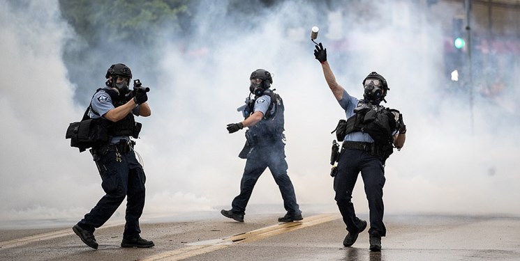 عکس| پلیس آمریکا تظاهرات علیه قتل یک سیاه‌پوست را به خشونت کشید