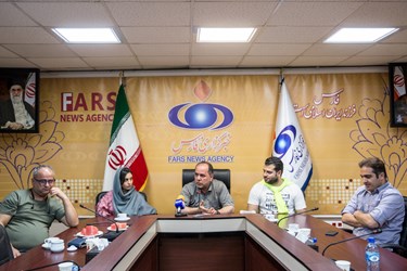از راست به چپ: سعید کریمی، روزبه حصاری، علی غفاری، مهشید جوادی، حسن وارسته، 