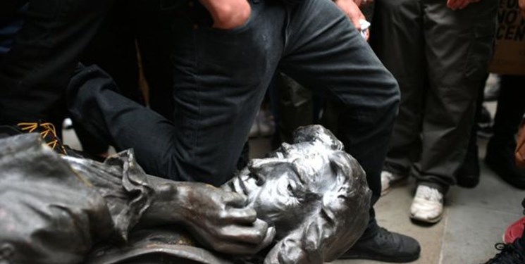 فیلم | مخالفان تبعیض نژادی در شهر «بریستول» در انگلیس مجسمه یک تاجر برده را پایین کشیدند
