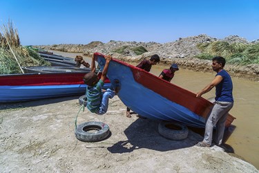 قایق های اجاره ای در کانال های اطراف هامون صابوری. این قایق ها در فصل صید ماهی، ماهیگیری و در فصل‌های دیگر برای تفریح اجاره داده می‌شود.