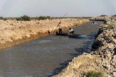 قایق سواری در کانال های اطراف هامون صابوری.  این قایق ها در فصل صید ماهی، ماهیگیری و در فصل‌های دیگر برای تفریح اجاره داده می‌شود.