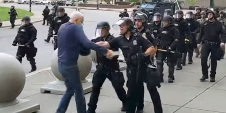 حمایت ترامپ از خشونت پلیس آمریکا علیه سالمند ۷۵ ساله
