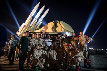 سربازان و پرسنل حاضر در محل رونمایی ازپدافند سوم خرداد با این سامانه عکس یادگاری می‎گیرند/ درياچه شهدای خليج فارس