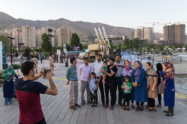 يك خانواده در حال گرفتن عكس يادگاری با سامانه پدافندی سوم خرداد/ درياچه شهدای خليج فارس