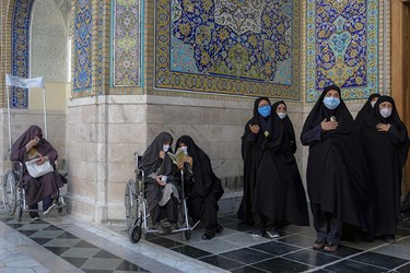 خواندن دسته جمعی زیارت امام رضا علیه السلام توسط زائران حرم مطهر رضوی/ مشهد مقدس 