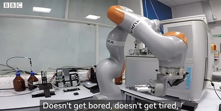 ربات خودروسازی که آزمایش کرونا انجام می‌دهد+فیلم