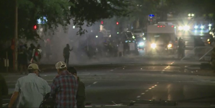 فیلم| معترضان آمریکایی مقر پلیس شهر پورتلند را به آتش کشیدند