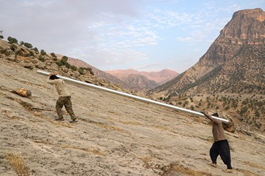 25 نفر از نیروهای داوطلب و بسیجی اهواز در  آبرسانی در دل کوه‌های صعب‌العبور ایذه مشغول به کار هستند.