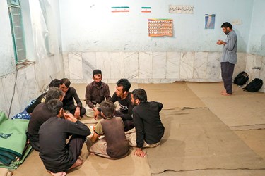تعدادی از اهالی روستا که به گروه جهادی کمک کرده‌اند در حال استراحت هستند.
