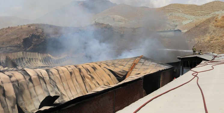 ادامه آتش‌سوزی گسترده در منطقه صنعتی «کمرد» پردیس