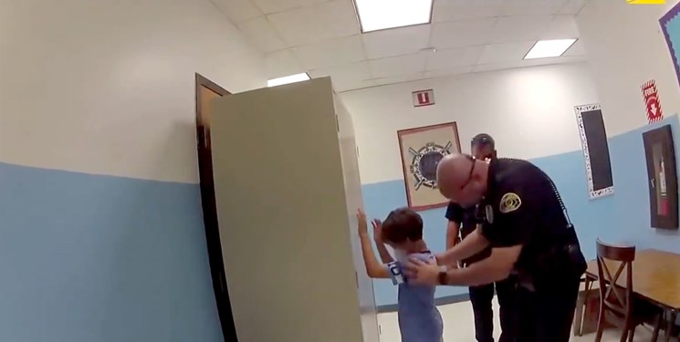 ویدئوی جنجالی از دستبند زدن پلیس آمریکا به دست کودک 8 ساله