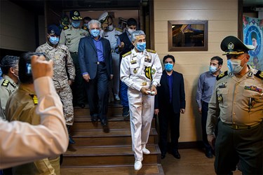 ورود دریادار حبیب‌الله سیاری  به سالن مراسم افتتاحیه سامانه‌های متحرک درمانی ارتش  در دانشگاه علوم پزشکی ارتش