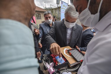 تحویل کلید واحد های مسکونی ساخته شده برای محرومین به دست دکتر محمد باقر نوبخت