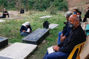 آزادگاني كه در مراسم سومين روز همرزماشان حضور دارند  