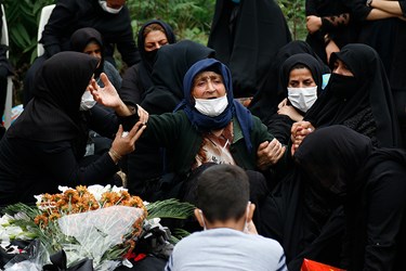 مادر مرحوم احمدي بر مزار فرزندش مويه ميكند 