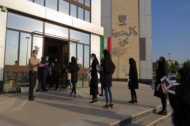 ورود داوطلبان به محل برگزاری کنکور سراسری در دانشگاه سمنان