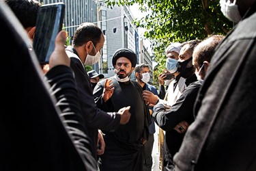 حجت‌الاسلام حسینی ،معاون خدمات شهری شهرداری تهران بعد از شنیدن صدای اعتراض مطالبه‌گران در میان آن‌ها حاضر شده است  و با معترضین گفت‌وگو می‌کند.
