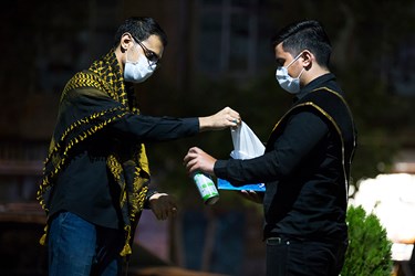 اهدای ماسک و دستکش هنگام ورود به مراسم