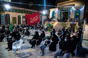 حضور عزاداران حسینی با رعایت دستوالعمل‌های بهداشتی و فاصله‌گذاری اجتماعی در مراسم عزاداری شب عاشورا در جوار امامزاده هاجره‌خاتون سنندج