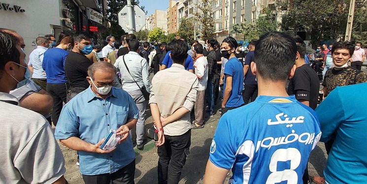 تجمع  و درگیری بین هواداران مقابل باشگاه استقلال/شعار علیه وزیر  +فیلم