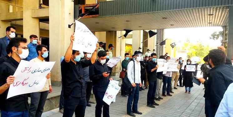 تجمع‌کنندگان مقابل سازمان خصوصی‌سازی: مجلس سریع‌تر قوانین فسادزای خصوصی‌سازی رانتی را اصلاح کند