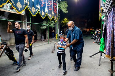 محمد مهدی به همراه پدرش محسن بخشی در دسته عزاداری در دهه اول محرم شرکت کرده است.