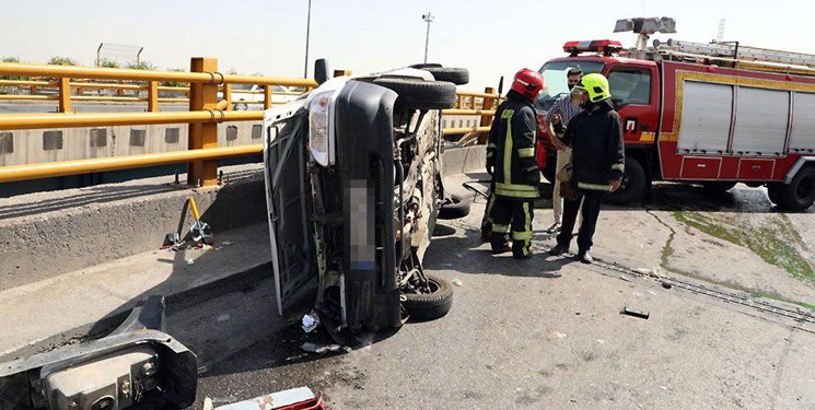 امدادرسانی آتش نشانان به 6 مصدوم تصادف در بزرگراه شهید کلانتری مشهد