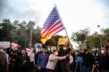 به آتش کشیدن پرچم آمریکا در تجمع