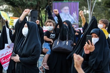 حضور خانوادگی به همراه کودکان در تجمع اعتراضی به اهانت به پیامبر گرامی اسلام