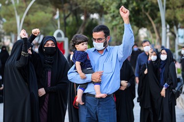 حضور خانوادگی به همراه کودکان در تجمع اعتراضی به اهانت به پیامبر گرامی اسلام