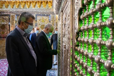 حضور معاون رئیس جمهوری و رئیس سازمان بنیاد شهید بر سر مزار سومین شهید محراب آیت‌الله دستغیب