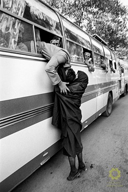 بوسه مادر بر چهره فرزند در لحظه‌ی جدایی و عزیمت به جبهه .
تهران، پايگاه مالک اشتر/ 1363