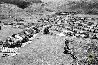 کرمانشاه، اردوگاه گیوی/ فروردین1367
مردم کردستان عراق پس از بمباران شیمیایی حلبچه توسط صدام به مرزهای ایران پناه آورده و در اردوگاههای متعددی که توسط ایران احداث شده بود اسکان داده شدند.
