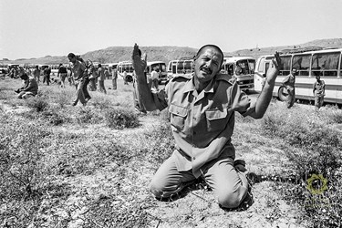 اشک شوق یکی از اسرای ایرانی  هنگام ورود به خاک ایران
کرمانشاه، مرز خسروی /26 مرداد1369
