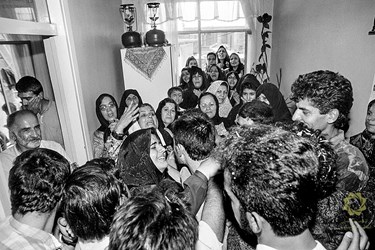 تهران محله نارمک/مرداد1369
اشتیاق مردم و خانواده یک اسیر ایرانی برای دیدار و به آغوش کشیدن وی