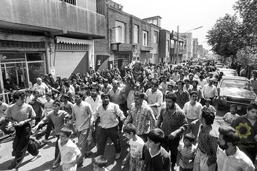 استقبال و شادی اهالی محل هنگام بازگشت یک اسیر ایرانی به خانه
تهران نظام اباد/مرداد1369
