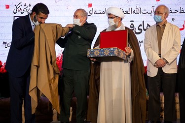 اهدای عبای شخصی مقام معظم رهبری به حاج حسین یکتا