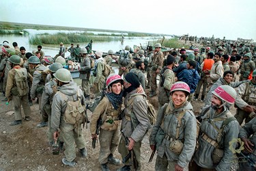 خوزستان، هورالهویزه/3اسفند1362
صبح عملیات خیبر، نیروهای پشتیبانی در کنار هورالهویزه آماده می‌شوند تا به خط مقدم رفته و جایگزین نیروهای درگیر عملیات شوند.
