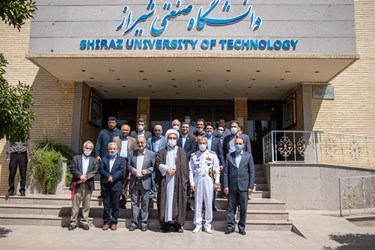 عکس یادگاری با مسئولین دانشگاه صنعتی شیراز