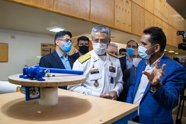 دکتر سید جعفر روزگار معاونت پژوهشی دانشگاه در مورد ربات ردیاب هدف مجهز به بینایی ماشین، برای امیر دریادار حبیب‌الله سیاری توضیح می دهد. 