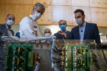 دکتر احسان ابراهیمی دانشجوی دکترای برق الکترونیک در مورد سیستم کنترل موتور شناورهای دریایی، برای امیر دریادار حبیب‌الله سیاری توضیح می دهد. 