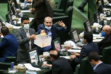 جمع آوری آرا نمایندگان در جلسه رای اعتماد به رزم حسینی وزیر پیشنهادی صمت 